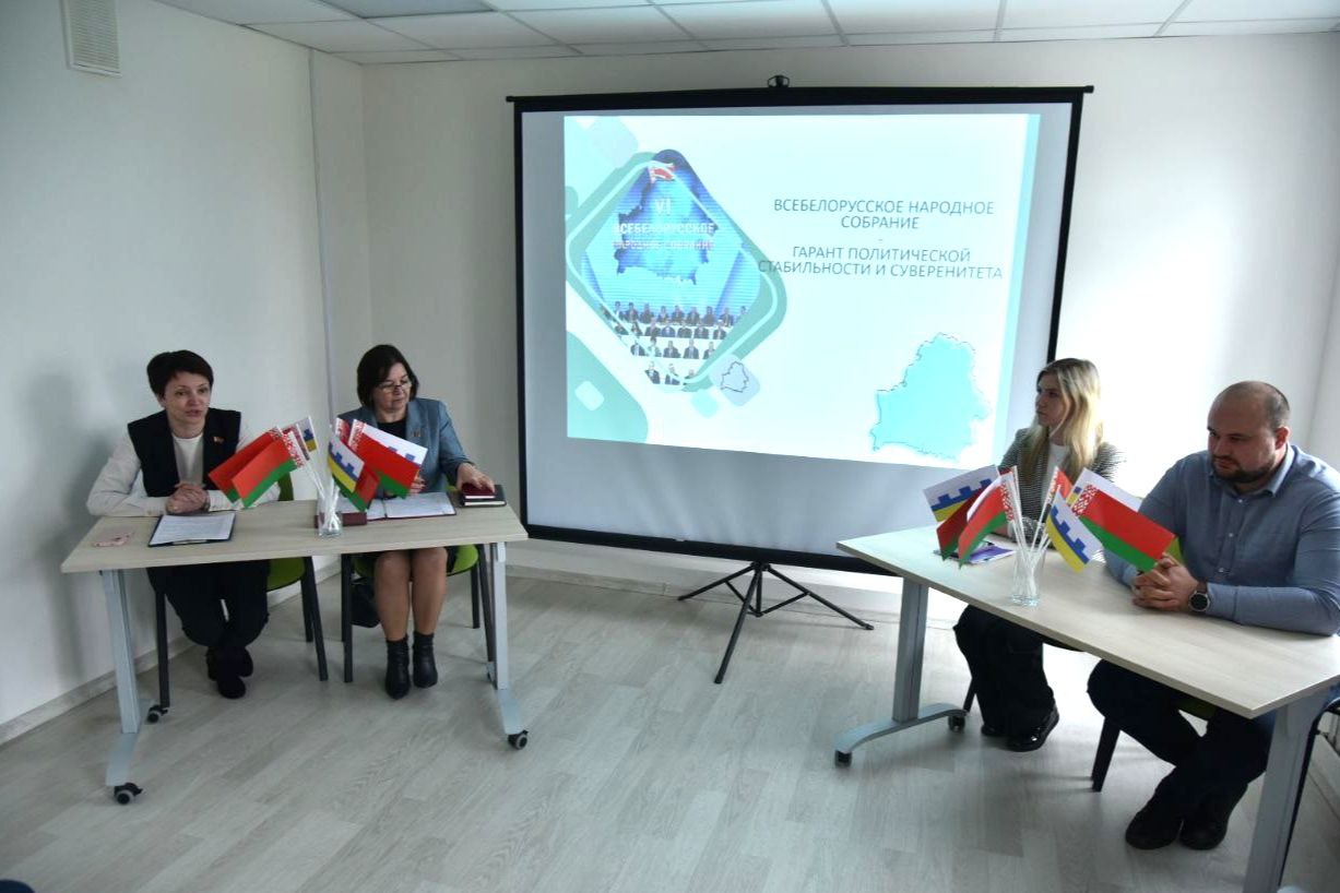 Диалоговая площадка с участием председателя Глубокского районного Совета депутатов Веры Телицы прошла с идеологическим активом района.