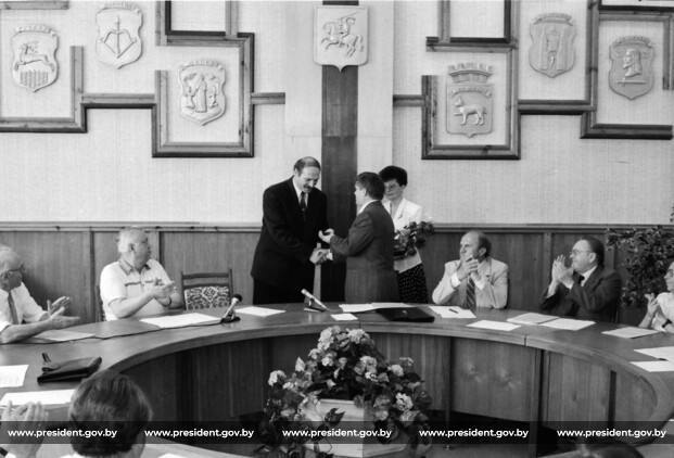 Важное событие этого дня.  15 июля 1994 Первому вручили первое удостоверение Президента!