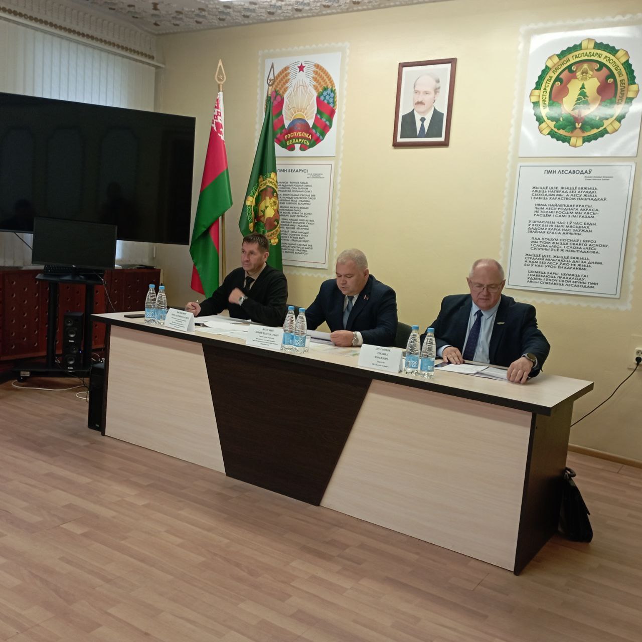 В  Полоцком лесхозе генеральный директор Витебского ГПЛХО Юрий Липский проводит совещание с директорами и главными инженерами лесхозов области.