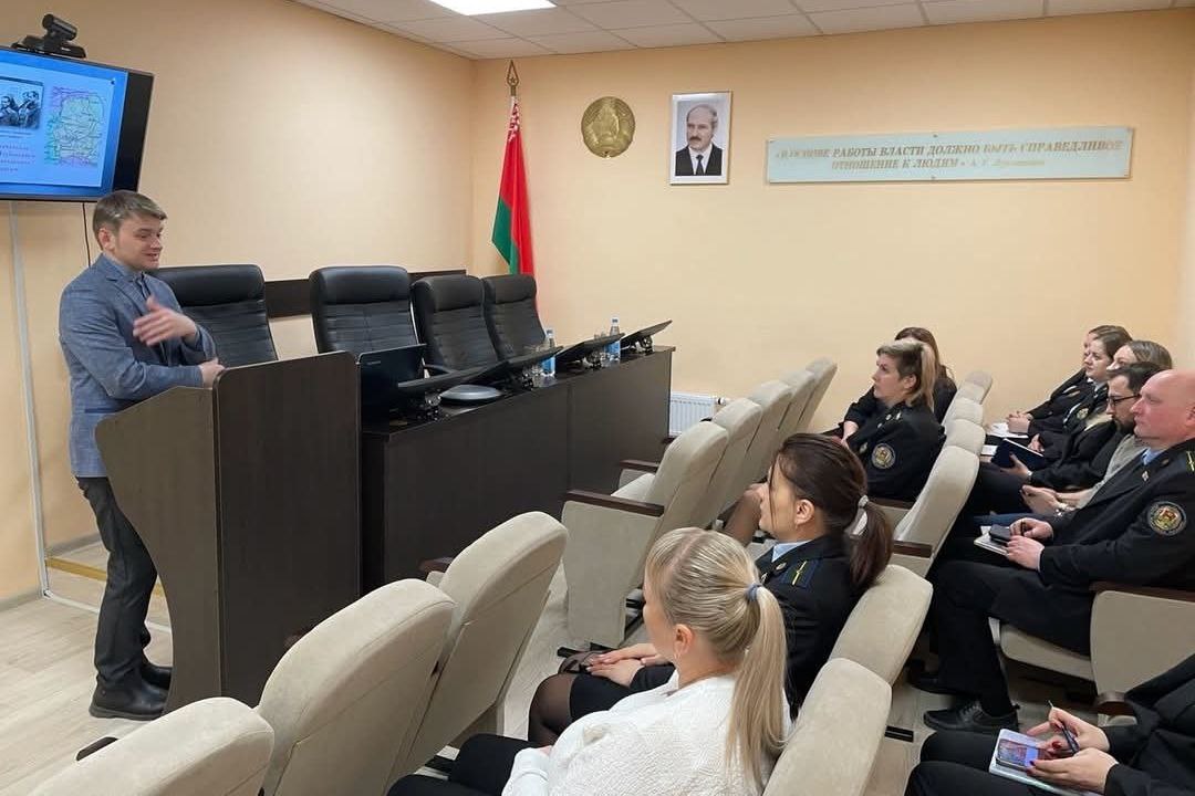 Сотрудники Глубокского музея проводят мультимедийную лекцию 