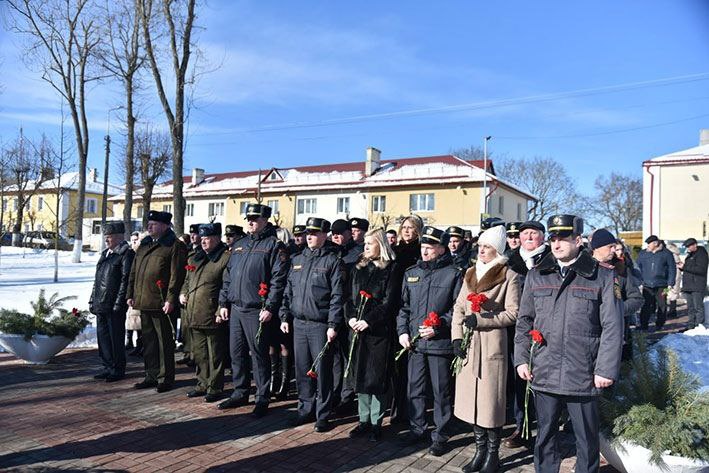 В парке Победы города Глубокое состоялась церемония возложения цветов к братской могиле героев, освобождавших город в годы Великой Отечественной войны. 
