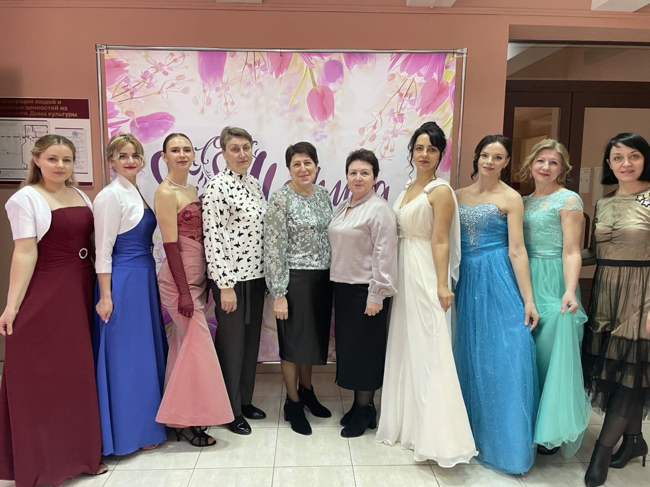Цветы, душевные слова, атмосфера праздника радовали  «Прекрасную половину человечества»